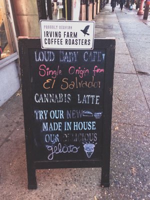 Foto de un cartel de pizarra que anuncia lattes de cannabis.