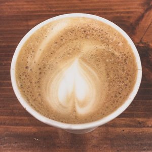 Foto de un café con leche con infusión de CBD.